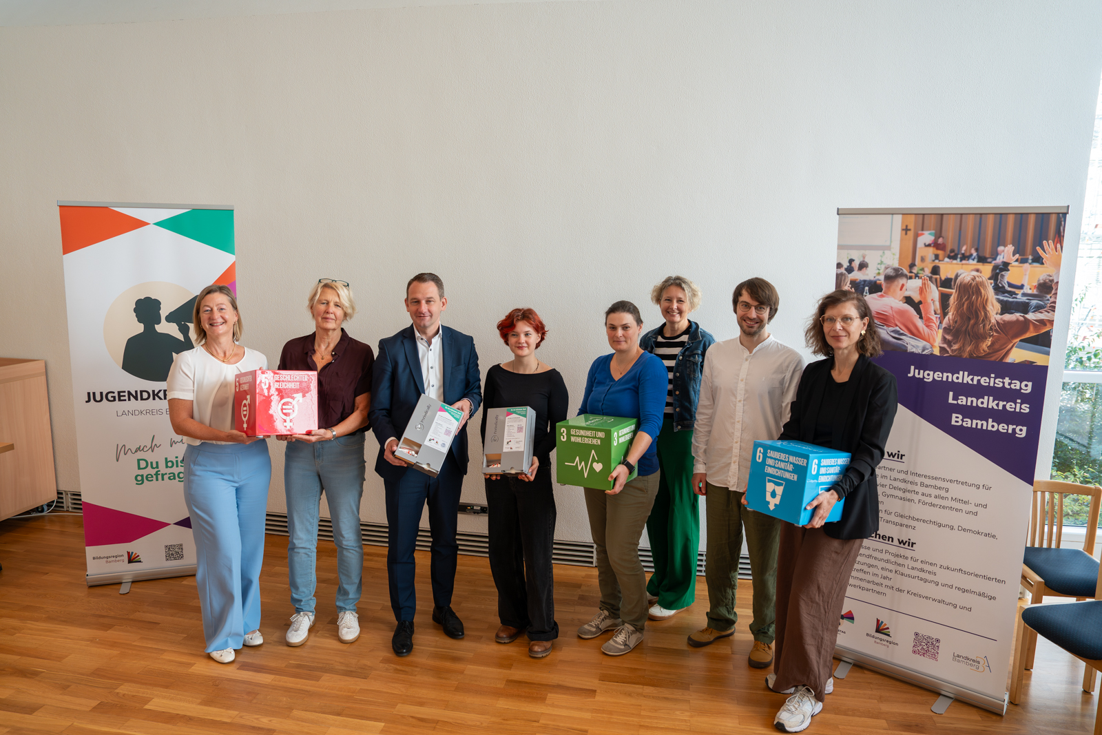 Kostenfreie Menstruationsartikel: Jugendkreistag Bamberg stellt erste 30 Spender bereit