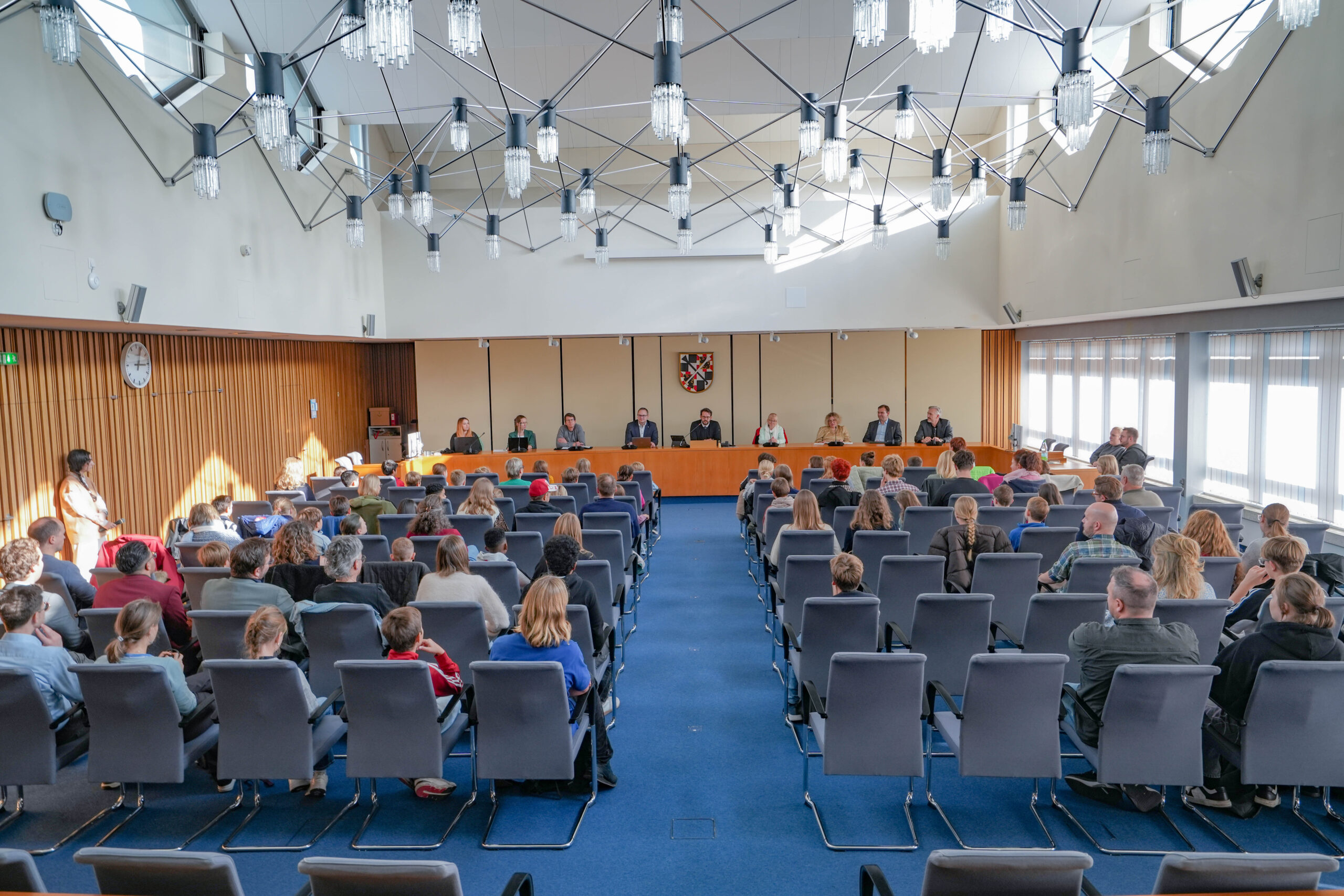 Ein offenes Ohr für die Jugend: Schülerinnen und Schüler bringen ihre Anliegen im Bayreuther Rathaus vor